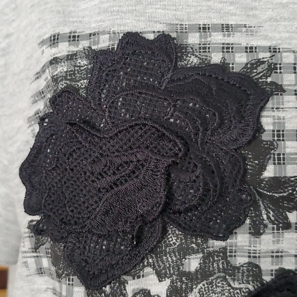 EUC! Simply Vera Wang raised rose tshirt - Picture 7 of 9